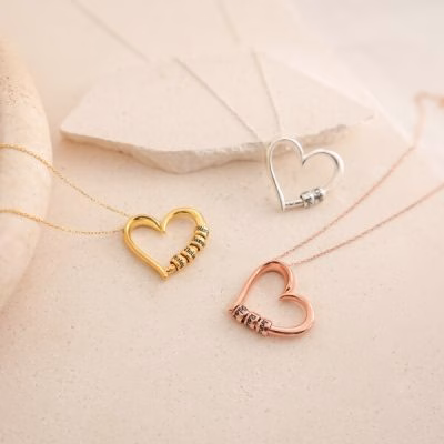 Collana con pendente a cuore inciso personalizzato con perline