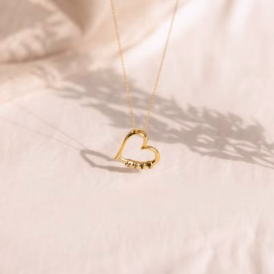 Collana con pendente a cuore inciso personalizzato con perline