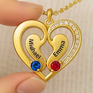 Collana con ciondolo a cuore personalizzato con nomi incisi e pietre portafortuna