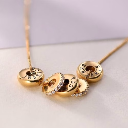 collana di perline incise personalizzata