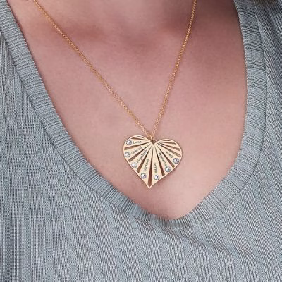 Collana di famiglia con pietre portafortuna placcate in oro