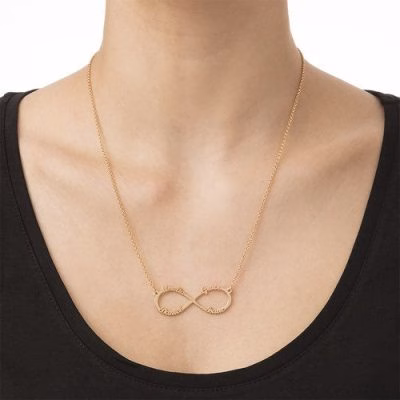 Collana Infinity con 4 nomi con placcatura in oro